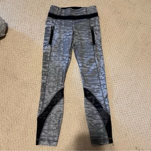 Lululemon Heather Gray and Black Inspire Tight Leggings Size 2 Pockets and Mesh